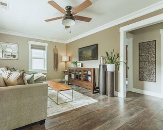 Contemporary Boutique Bungalow - San Luis Obispo - Living room