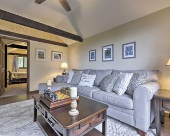 Private Guest House with Deck and Spectacular Views! - Uncasville - Wohnzimmer