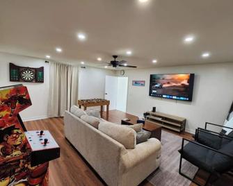 Game Room & In-Unit Laundry - 15 Min to Disney! - Artesia - Living room