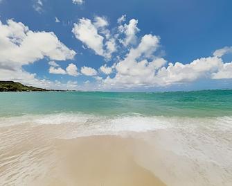 Beachfront hideaway with breathtaking views & modern updates - steps to sand - Hauula - Beach