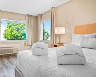 107 Standard Queen Lake View @ The Gold Coast Inn - Traverse City