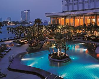 曼谷香格里拉大酒店 - 曼谷 - 游泳池