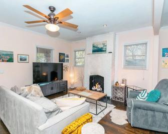 Kirkwood Gem with perfect reviews! Summer weekly discount - Atlanta - Living room