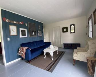 Stargazer Cottage - Lakefront Cottages On Semi-private Lake, Beach, Boats, Fun! - Three Rivers - Вітальня