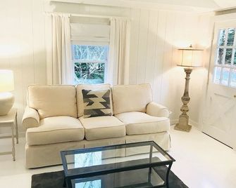 Renovated Cottage 1 Mile To Beach In Chatham! - Chatham - Living room