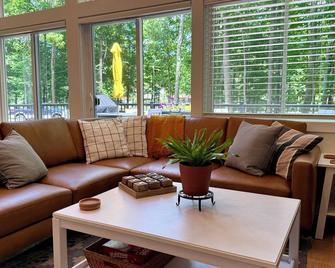 Red Cherry Woods Cottage New Construction! - Baileys Harbor - Obývací pokoj
