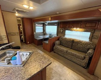 Payne Lake Wilderness Huts - Camper A18 A cozy camper near a quiet lake! - Mountain View - Kitchen