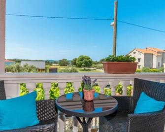 Amazing Apartment In Biograd Na Moru - Biograd na Moru - Balkon