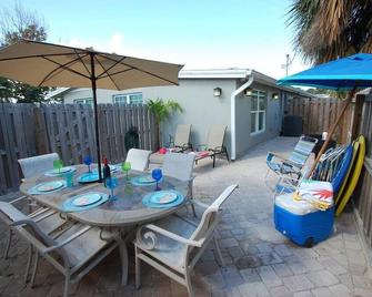 Hawaiian Cottage - Heated Pool Walk to the Beach - Cocoa Beach - Patio