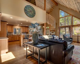Modern Mountain Retreat with Fireplace & Hot Tub in South Lake Tahoe, California - South Lake Tahoe - Living room