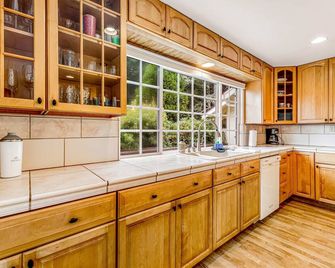 Hiker's Delight - Mendocino - Kitchen