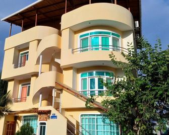 Two-Bedroom Apartment On The First Floor With Galapagos National Park View - Puerto Ayora - Building