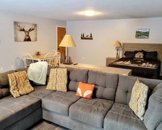 Cozy Mountain Getaway - 5 mins to Golden Gate State Park; 30 mins to Golden, CO - Golden - Living room