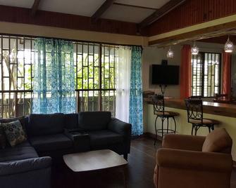 Walking distance to beautiful Playa Matapalo! - Matapalo - Sala de estar