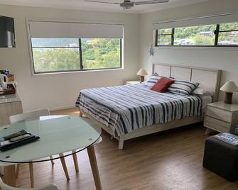 Island Views - Airlie Beach - Bedroom