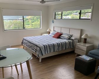 Island Views - Airlie Beach - Bedroom