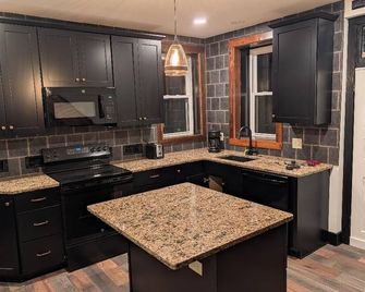 Terrific restored modern farmhouse on 75 acre preserve near Shepherdstown. - Martinsburg - Cuisine