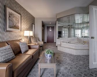 Monte Carlo Inn Barrie Suites - Barrie - Living room
