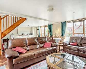 Tyncellar Farm Holiday Cottages - The Stables - Pyle - Living room
