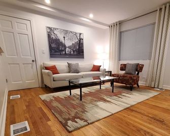 Three Bedroom Apartment In Very Convenient Location! - Mount Prospect - Wohnzimmer