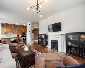 Urban 2BR/2BA Apt w/ 1 Free Parking Spot 2 miles to Lucas Oil - Indianapolis - Sala