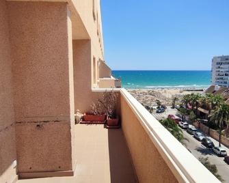 Amplio apartamento con vista al mar en El Perelló - El Perelló - Balcón