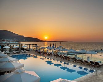 Alexander Beach Hotel & Village Resort - Mália - Bể bơi