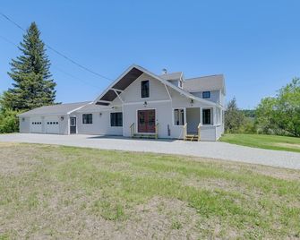 Pond Views Spacious Family Home in Presq - Presque Isle - Building