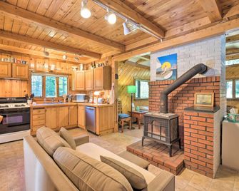 Boothbay Harbor Cabin w/ Spacious Deck & Yard! - Boothbay Harbor