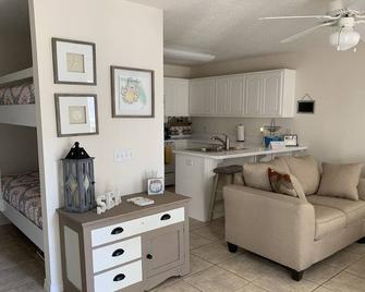 Navarre Beach Condo! First Floor Clean, Cozy & Beachy! Sleeps 4, Full Kitchen - Navarre Beach - Kitchen