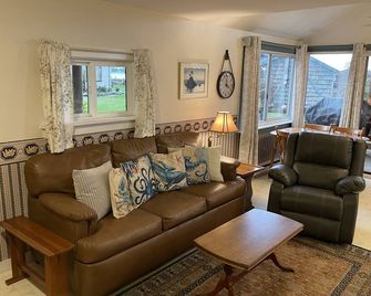 Beach Croft Cabin - Ski pass included! - Qualicum Beach - Living room