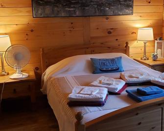 Sandy's Tiki Hut on Sunset Trail Family Beach Retreat-Steps to Beach - Penetanguishene - Habitación