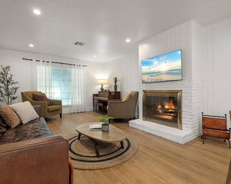 1970s Style Cozy Home with Fireplace Yard & Hot Tub - Inglewood - Living room