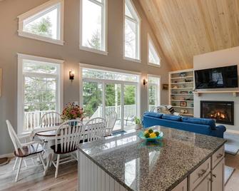 Oceanfront Prospect Harbor House w/ Deck, View - Prospect Harbor - Comedor