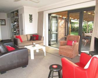 The Umpires Retreat - Quiet home in Acacia Bay - Taupo - Wohnzimmer