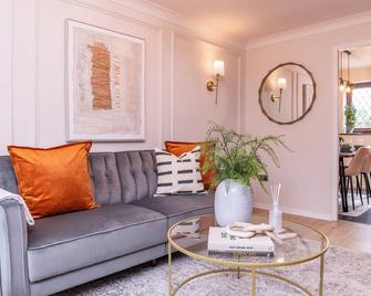Stunning 2 Bed House Near Solihull For Long Stays - 10 Mins From Nec Hs2 Bhx - Birmingham - Living room