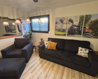 Lima Locomotive house! Close to hospital, firepit, outdoor dining - Lima - Living room