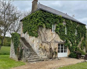 Spacieuse maison au bord de la rivière, proche du Mans, avec équipements modernes, idéale pour familles - FR-1-410-440 - Solesmes - Edificio