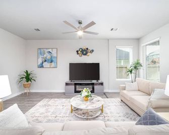 Modern and Spacious 4BR Home in Rosenberg, TX - Rosenberg - Living room