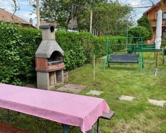 카수타 안드레이 & 댄 - 몰도베네쉬티 - 파티오