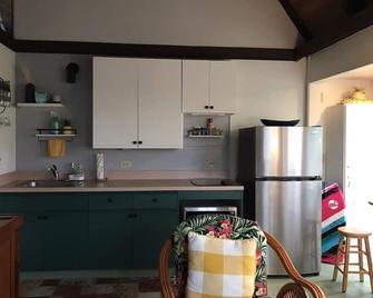 #43 Studio Queen Bed, Sofa Sleeper - Naalehu - Kitchen