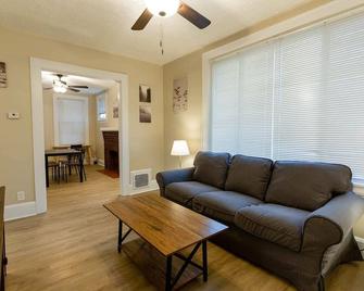 Rolston 1 Bedroom House near Xavier, Downtown - Bellevue - Living room
