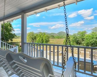 Cottage on the Frio River - Leakey - Balcony