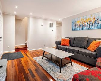 Cozy 3 bedroom and 2 bath Townhouse - Arlington - Soggiorno