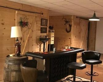 East Tennessee Large Mountain Log Cabin - Elizabethton - Bar