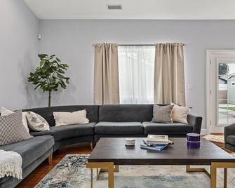 Goode Homes Luxury Family Home - San Fernando - Living room