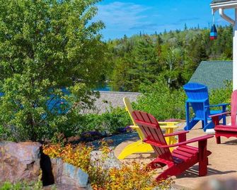 Coffee With A View Of Deep Cove - Chester - Patio