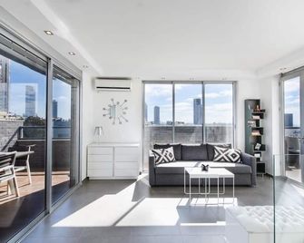 Spacious 2-BR in Shenkin Street by HolyGuest - Tel Aviv - Living room