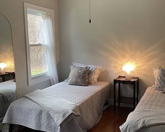 Cozy Hudson Valley Retreat - 1950's Ranch Close to Everything - Kerhonkson - Habitación