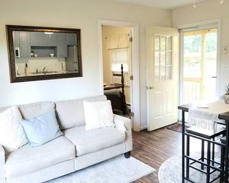 Tiny House - 6 miles from Averett University and 5.4 miles from Caesars Virginia - Danville - Living room